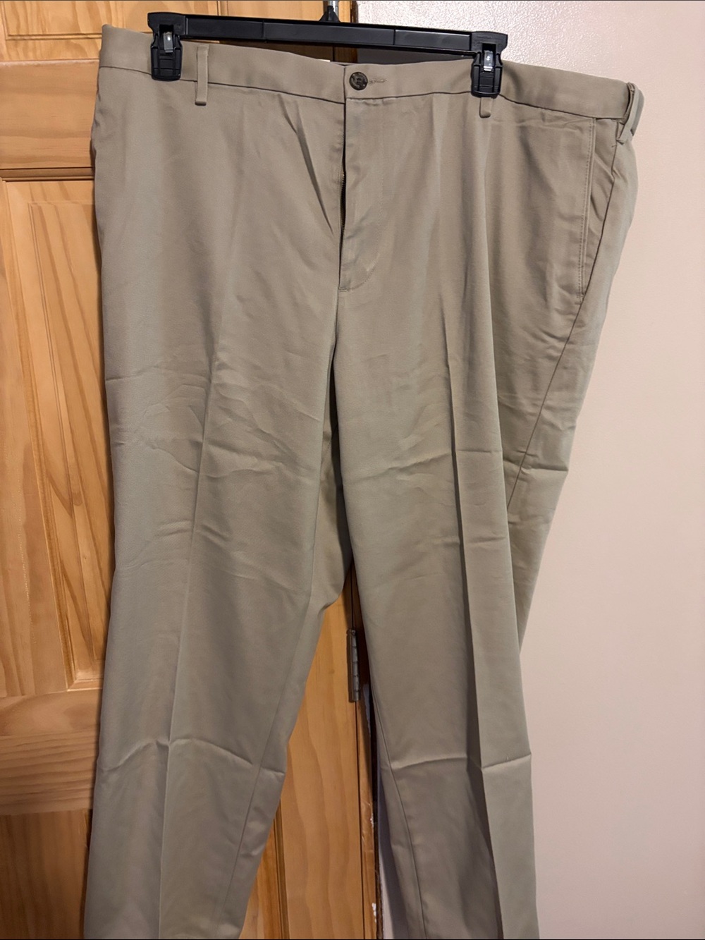 Dockers Men's Chinos in Light Khaki 42x32
